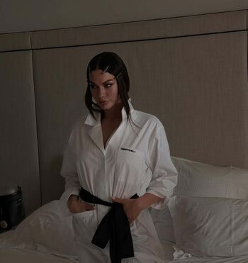 Demet ozdemir image