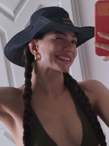 Demet ozdemir image