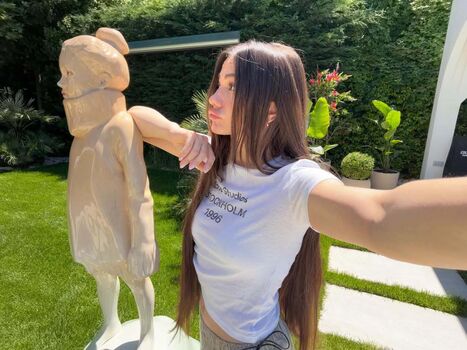 Demet ozdemir image