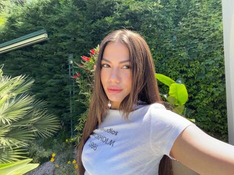 Demet ozdemir image