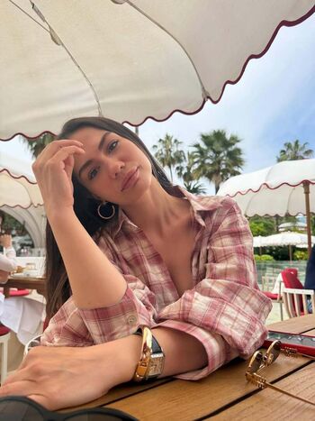 Demet ozdemir image