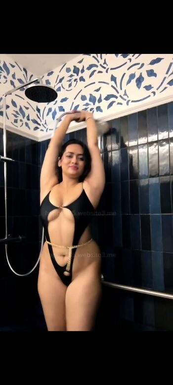 Divya mistry image