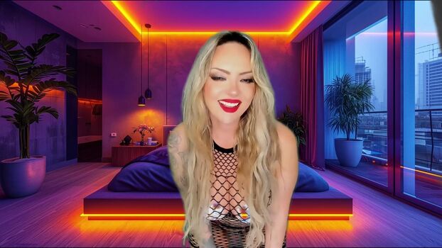 Domme bombshell image