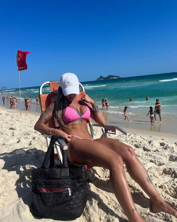 Dra thatiane oliveira image