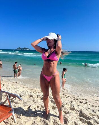 Dra thatiane oliveira image