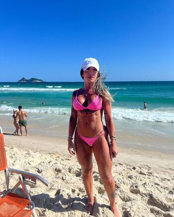 Dra thatiane oliveira image