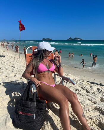 Dra thatiane oliveira image