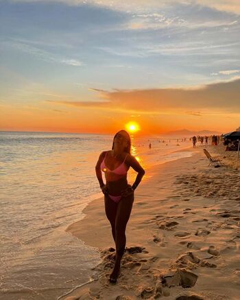 Dra thatiane oliveira image