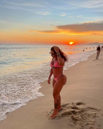 Dra thatiane oliveira image