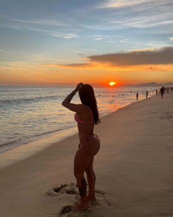 Dra thatiane oliveira image