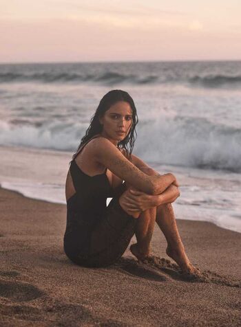 Eiza gonzalez 1 image