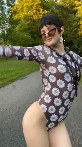 Elena kampouris image