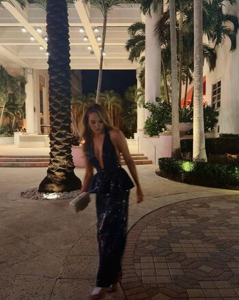 Elizabeth gillies image