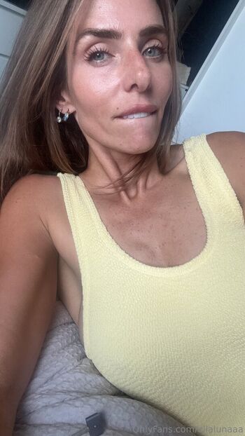 Ella luna page 2 image