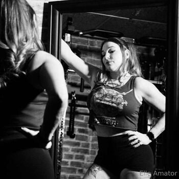 Elle amator image