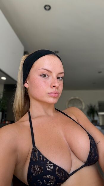 Elle botterill image
