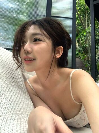 Ellen tan image