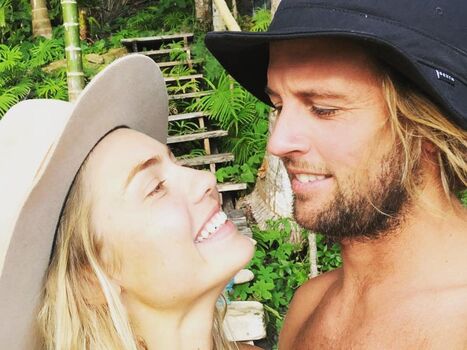 Elyse knowles image