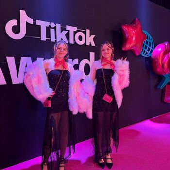 Emilie y estephany image