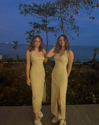 Emilie y estephany image