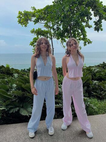 Emilie y estephany image