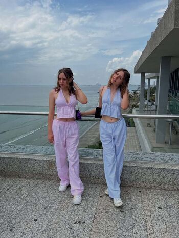 Emilie y estephany image