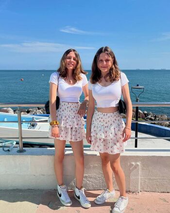 Emilie y estephany image