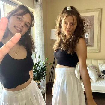 Emilie y estephany image