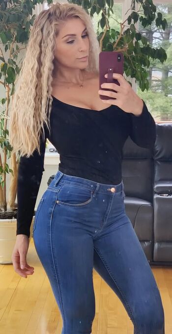 Emily mcleod l huntress em l bikini huntress image