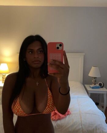 Emily santttt image