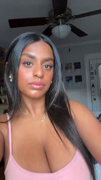 Emily santttt image