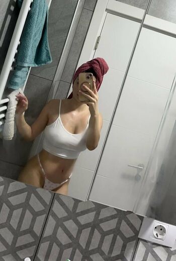 Esracicekk0 image