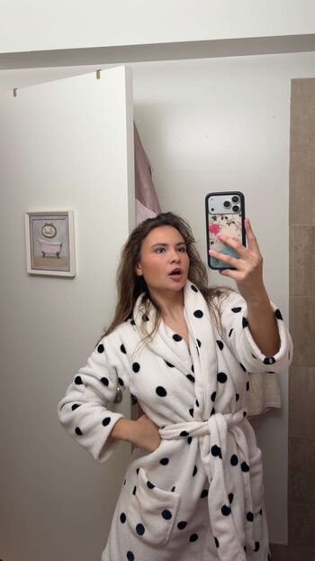 Ester dobrik image