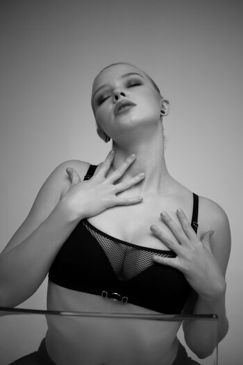 Eva lee model image
