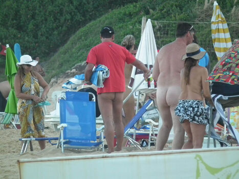 Flagras em praia image