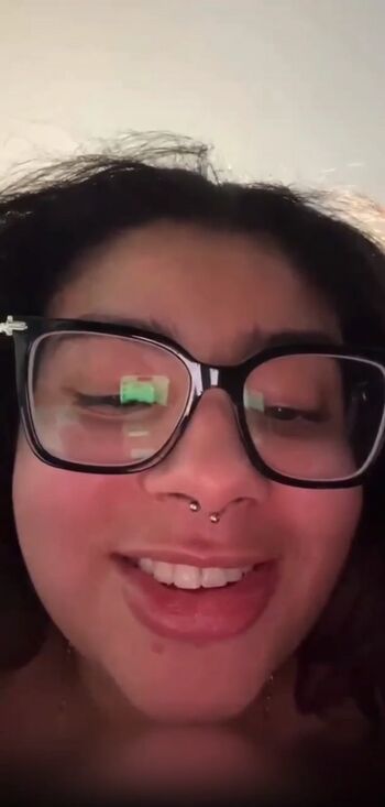 Gostosas com peitos caidos image