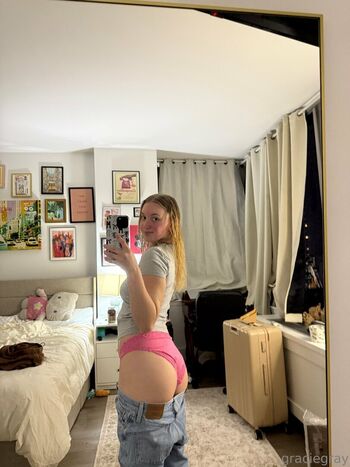 Gracefully lilly image