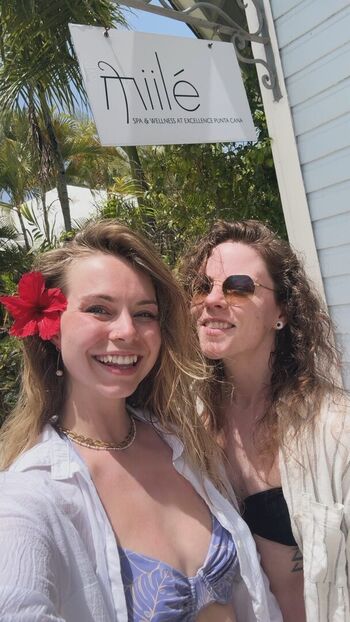 Haileeandkendra 1 image