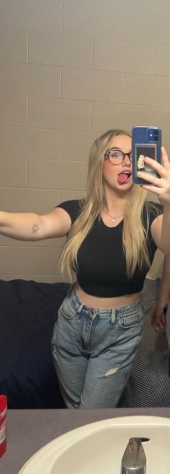 Hailey frizzell image