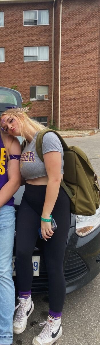 Hailey frizzell image