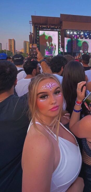 Hailey frizzell image