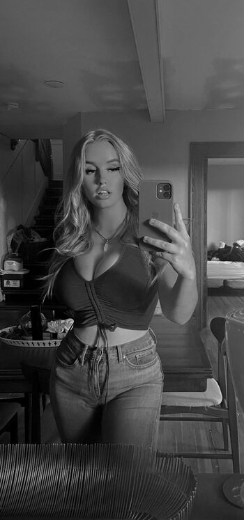 Hailey frizzell image