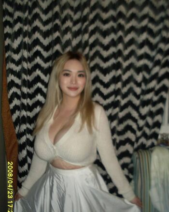 Holly shu image