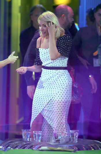 Holly willoughby page 3 image