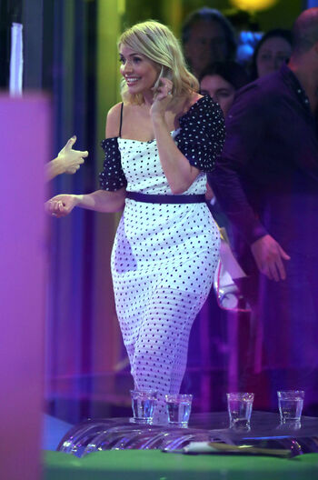 Holly willoughby page 3 image