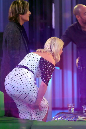 Holly willoughby page 2 image