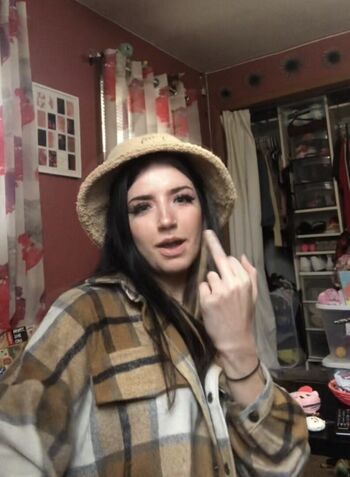 Hollyjustwantst0 image