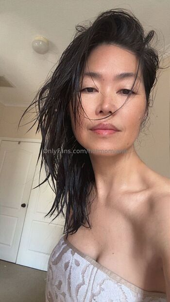 Hotmomjane image