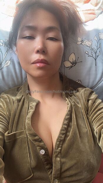 Hotmomjane image