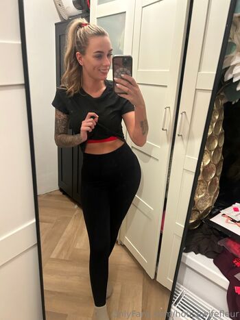Hotwifefleur image